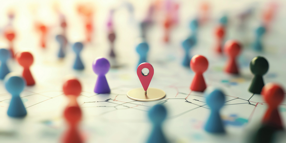 Um einen zentralen Ort sind Spielfiguren angeordnet, die miteinander vernetzt sind.