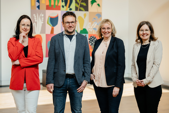 Ein Gruppenbild der Mitglieder des KJP-Ausschusses: V.l.n.r.: Rommy Gräbitz-La Rosa, Nils Fladerer, Cornelia Metge, Anja Thate.